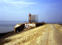 51399 Bunker met tektst 'Zimmer Frei' en windorgel op de kop van de Nolledijk.