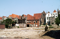 51526 Braakliggend terrein na de sloop van de oude huisjes van Hofje de Pauw, gezien vanaf de Breewaterstraat.Zicht op ...