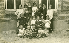 51597 Klasje van de bewaarschool (kleuterschool) in de Wilhelminastraat. Het schooltje was gevestigd in het voormalig ...