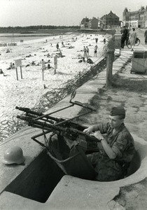 51608 Tweede Wereldoorlog. Boulevard Evertsen tijdens de oorlog met Duitse mitrailleuropstelling, luchtafweer