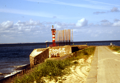 51622 Bunker met tektst 'Zimmer Frei' en windorgel op de kop van de Nolledijk.