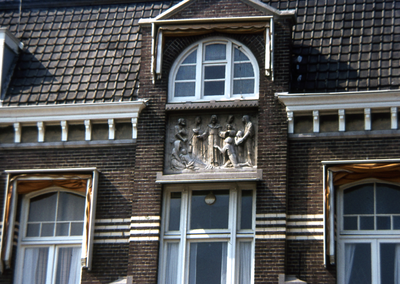 51637 Gevelsteen boven de hoofdingang van het St. Joseph ziekenhuis aan de Van Dishoeckstraat.De gevelsteen is een ...
