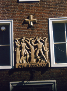 51638 Gevelsteen boven de hoofdingang van de Sint Paulusschool aan de Adriaen Coortelaan no.1.De gevelsteen is gemaakt ...