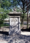 51665 Grafmonument in het park (oude begraafplaats) aan de Koudekerkseweg. Jan Evert Lewe van Aduard, gesneuveld aan ...