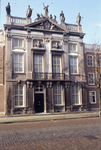 51668 Het Beeldenhuis in de Hendrikstraat. Oorspronkelijk stond het op de Dokkade, waar het in 1730 door Jan Westerwijk ...