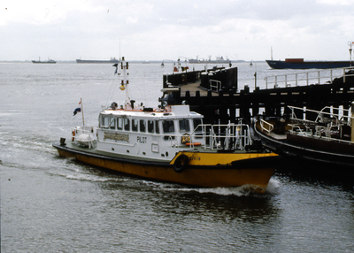 51688 Ingang Voorhaven de redeafhaalboot Walvis van het Nederlands loodswezen.