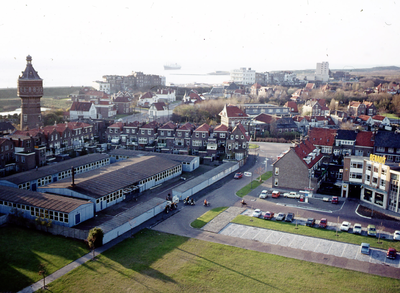 51713 Luchtfoto van Vlissingen. Op de voorgrond de Dokter Gallandatstraat, met de houten schoolgebouwen van de ...