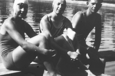51754 Vanaf 1930 werd jaarlijks de Scheldebeker zwemwedstrijd van Breskens naar Vlissingen gezwommen.Bij slecht weer ...