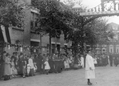 51759 Bezoek van Koningin Wilhelmina en Prins Hendrik aan Vlissingen tijdens de Landbouwtentoonstelling.Op de foto ...