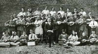 51778 Groepsfoto van mandolinevereniging T.O.V.I.D.O., opgericht op 1 okt. 1922. Onderste rij van l. naar r.: Marie ...