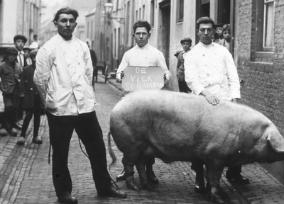 51788 Drie Vlissingse slagersknechts poseren met varken in de Lange Zelke.In de Lange Zelke en de Schoolstraat waren ...