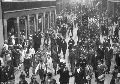 51804 In 1927 werd een muziekfestival gehouden t.g.v. het 25-jarig bestaan van de vereniging 'Vlissingen Vooruit'. De ...