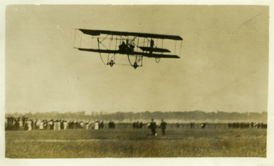 51823 Het vliegveld van Vlissingen tijdens de 1e vliegweek van 22 t/m 30 juli 1911.Op de achterzijde van de kaart staat ...