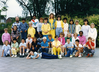 51844 Groep 6 en 7 van de Martinusschool in Oost-Souburg, schooljaar 1985-1986. Staand van links naar rechts Sylvia ...