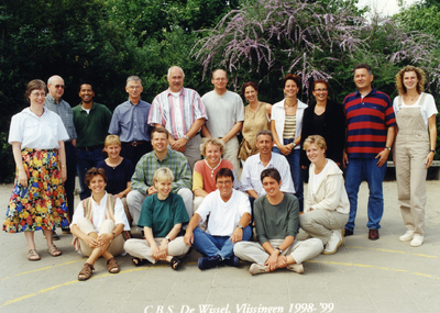 51852 Onderwijzers van CBS De Wissel aan de Flamingoweg en nevenvestiging aan de Kleiweg. Schooljaar 1998-1999