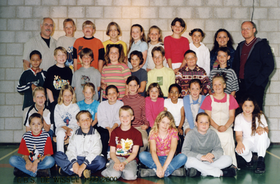 51853 Groep 6 van CBS De Wissel aan de Flamingoweg en nevenvestiging aan de Kleiweg. Schooljaar 1999-2000. Bovenste rij ...