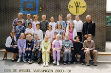51855 Groep 6 van CBS De Wissel aan de Flamingoweg en nevenvestiging aan de Kleiweg. Schooljaar 2000-2001. Bovenste rij ...