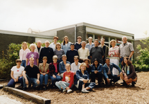 51858 Onderwijzers van CBS De Wissel aan de Flamingoweg en nevenvestiging aan de Kleiweg. Schooljaar 2001-2002