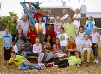 51867 Groep 5 van CBS De Wissel aan de Flamingoweg en aan de Kleiweg. Schooljaar 2007-2008. Bovenste rij van l. naar ...