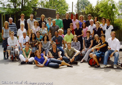 51873 Onderwijzers van CBS De Wissel aan de Flamingoweg en nevenvestiging aan de Kleiweg. Schooljaar 2007-2008