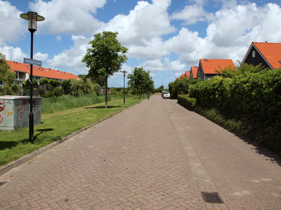 52013 De Dwarsstraat in Tuindorp West-Souburg. De woningen (rechts) zijn gebouwd in 1995-1996. Links de achterzijde van ...