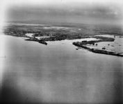 52270 Luchtfoto van Vlissingen na de inundatie van Walcheren. De kustlijn bij Vlissingen, het havengebied. het Eiland, ...