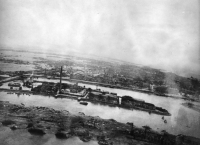 52271 Luchtfoto van Vlissingen na de inundatie van Walcheren. De landtong tussen het Kanaal door Walcheren en de Tweede ...