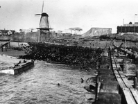 52272 Tweede Wereldoorlog. De Oranjedijk en Oranjemolen na de landing van de geallieerden, gezien vanaf het havenhoofd ...