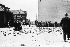 52315 Tweede Wereldoorlog. De meidagen van 1940, vluchtelingen en militairen op het Stationsplein na bombardementen van ...