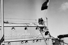 52317 Tweede Wereldoorlog. Het hijsen van de Nederlandse vlag op het wachtschip Hr. Ms. Noord-Braban' op 17 mei in de ...