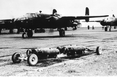 52322 Tweede Wereldoorlog. Vliegveld in Engeland tijdens de 2e wereldoorlog met Mitchell bommenwerpers van het ...