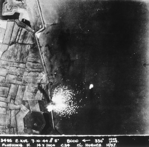 52336 Luchtfoto van Ritthem. Bombardement van de Rammekensdijk. Een brandende markeringsbom op de zeedijk