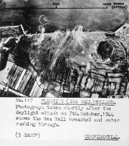 52337 Luchtfoto van Ritthem. Bombardement van de Rammekensdijk tussen Fort Rammekens (links) en Fort Zoutman (rechts). ...