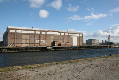 52452 Sloop van de gebouwen op het terrein van de Koninklijke Scheldegroep in Vlissingen. De machinefabriek gezien ...