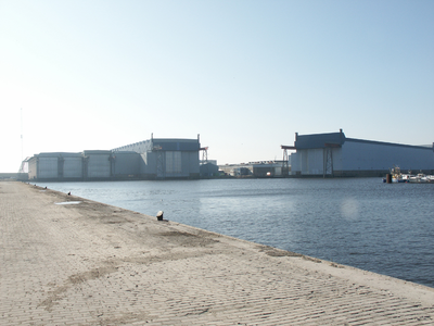 52453 Gebouwen Koninklijke Scheldegroep (Damen Shipyards) op het Eiland in Vlissingen. Van l. naar r.: Hellingloods I ...