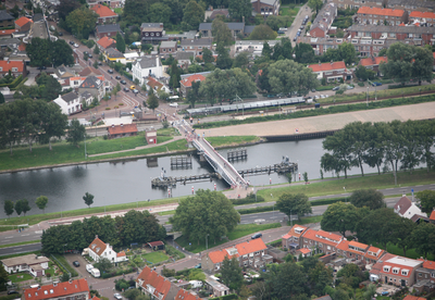 52468 Luchtfoto van Oost- en West-Souburg. Van onder naar boven: de Kerklaan, Kanaal door Walcheren met de draaibrug, ...