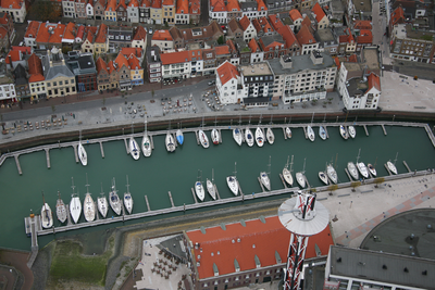 52493 Luchtfoto van Vlissingen. De Engelse haven of Vissershaven, de Nieuwendijk, de Ballastkade, de Nieuwstraat en het ...
