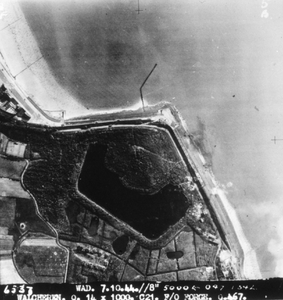 52515 Luchtfoto van Vlissingen. Bombardement van de Nolledijk op 7 oktober 1944
