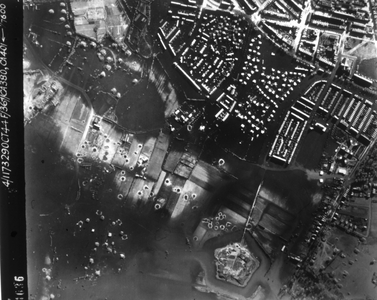 52516 Luchtfoto van Vlissingen na het bombardement van de Nolledijk (inundatie van Walcheren, gefotografeerd door de ...