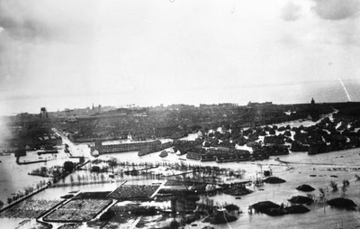 52517 Luchtfoto van Vlissingen na het bombardement op de Nolledijk op 7 oktober 1944 (inundatie van Walcheren). Op de ...