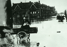 52518 Tweede Wereldoorlog. Brouwenaarstraat, hoek Singel in het water na het bombardement op de Nolledijk op 7 okt. ...