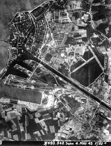 52577 Luchtfoto van Vlissingen. Links op de foto het havengebied (Buitenhaven en Binnenhavens), de binnenstad en de ...
