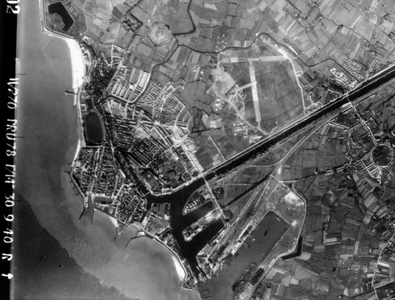 52578 Luchtfoto van Vlissingen. Onderaan de foto ziet men het het havengebied (Buitenhaven en Binnenhavens) en links de ...