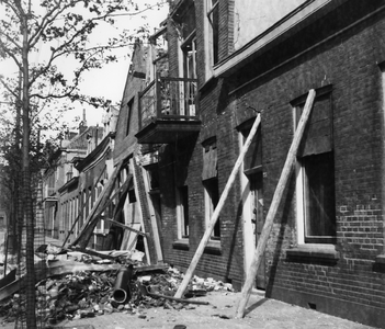 52581 Tweede Wereldoorlog. Aagje Dekenstraat no.31, 33, 35, door bominslag verwoeste huizen op 24 april 1942