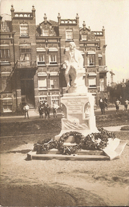 52613 Standbeeld Frans Naerebout op Boulevard Bankert.Onthuld op 9 aug. 1919. Beeldhouwer A.G. v. Lom.