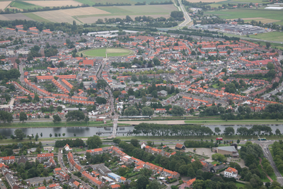 52634 Luchtfoto van Oost-Souburg gezien van west naar oost. Op de voorgrond is nog een gedeelte van West-Souburg te zien