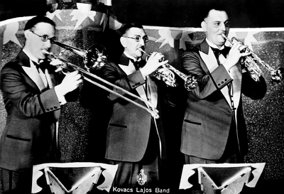 52656 Drie muzikanten van het AVRO orkest 'Kovacs Lajos Band'. Kovacs Lajos was de artiestennaam van orkestleider Louis ...