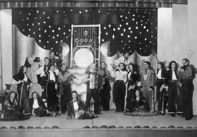52659 Opvoering van de muzikale show 'Herfst Symphonie' door het Babyton orkest, revue- en cabaretgezelschap onder ...