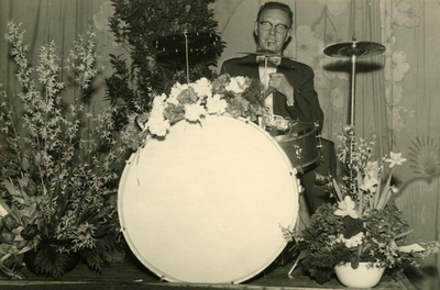 52667 Op 24 febr. 1957 vierde vierde de Vlissingse drummer Klaas Adriaanse in het Concertgebouw zijn 40-jarig jubileum ...