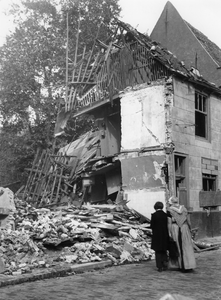 52688 Tweede Wereldoorlog. Door bominslag getroffen huizen in de Koudenhoek, september 1940